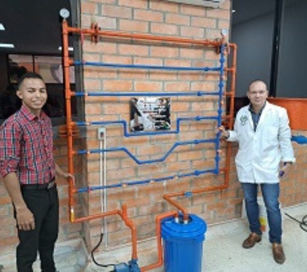 Estudiantes del Programa de Ingeniería Ambiental y Sanitaría realizan donativo para el laboratorio de Mecánica de Fluidos e Hidráulica.